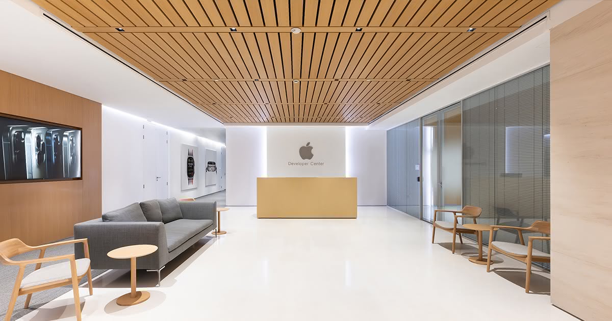 Apple Developer Center 配木质天花板的接待区